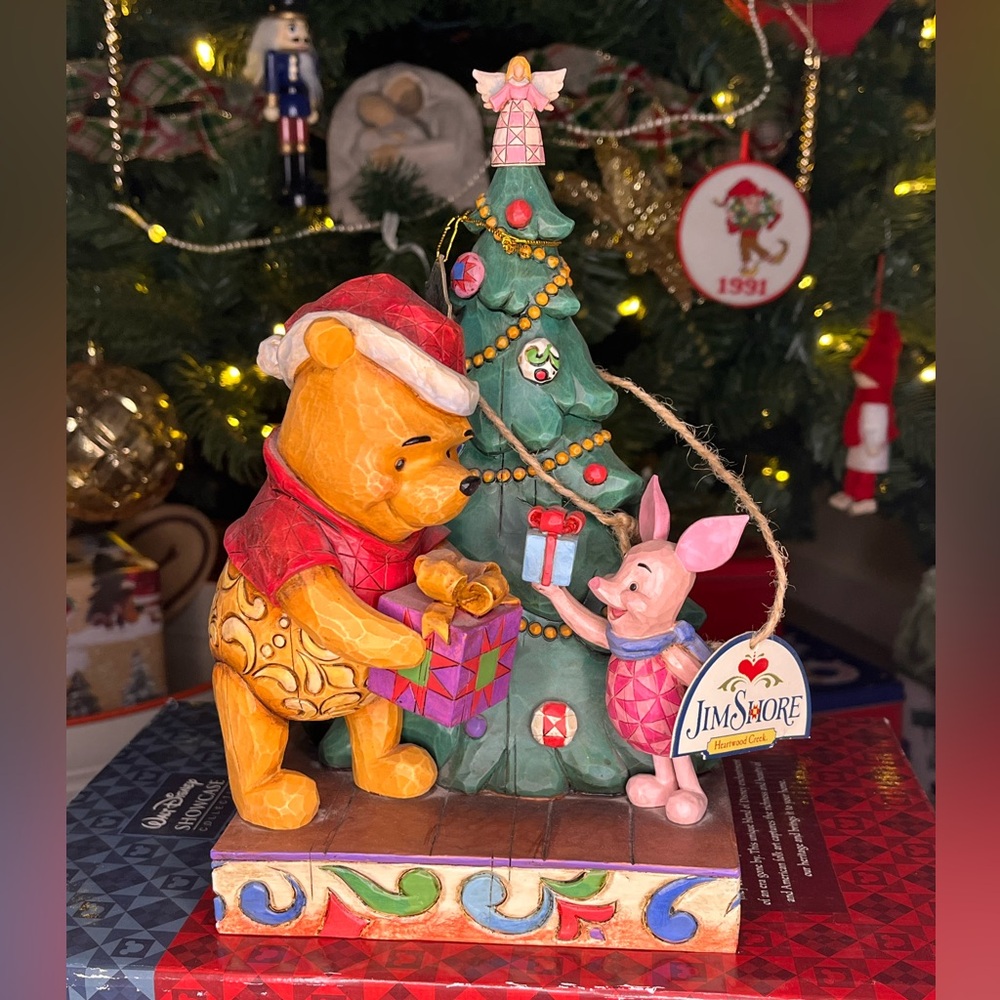 Jim Shore Disney Traditions Collectable. “ A Christmas Gift of Friendship”